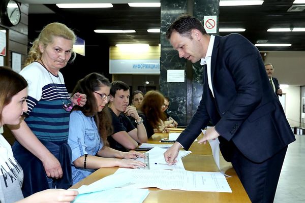 Skandal! Siniša Mali listiće ubacio u nepropisne kutije -  ovde glasanje mora da se ponovi!