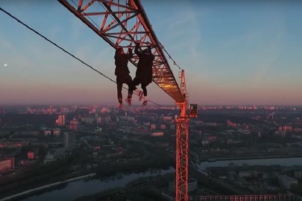 Kada se sledeći put olešite od votke, nemojte da vam ovako nešto pada napamet! (VIDEO)