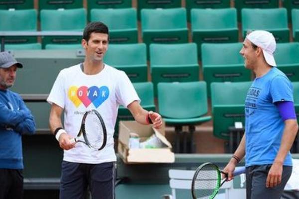 Novak uz osmeh trenira na Rolan Garosu i nada se trofeju! (VIDEO)