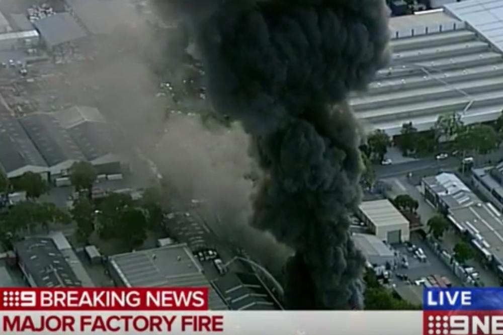 Crni dim prekrio Sidnej: Požar gasi 100 vatrogasaca (VIDEO)