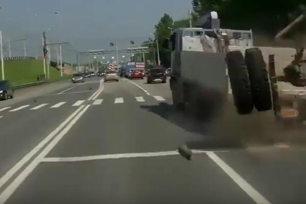 Ruski putevi uživo: Lete točkovi, lete osovine! (VIDEO) (GIF)