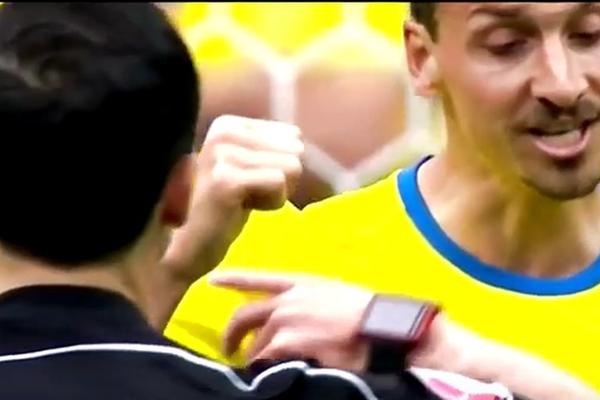 Zbog faula u napadu: Ibrahimović opsovao Mažića na srpskom! (GIF)