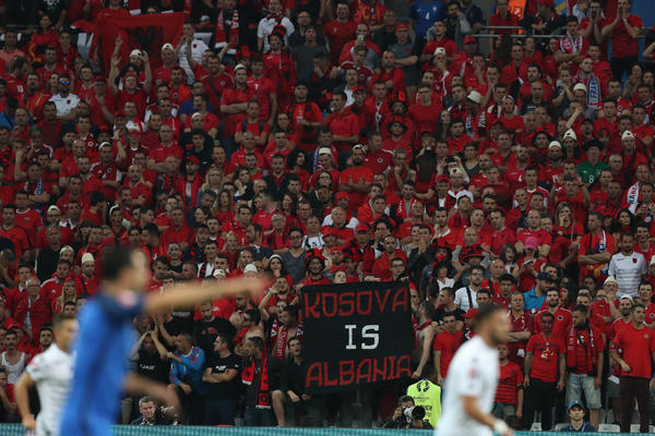 Neće se izvući: Albanci će biti kažnjeni zbog zastave o Kosovu! (FOTO)