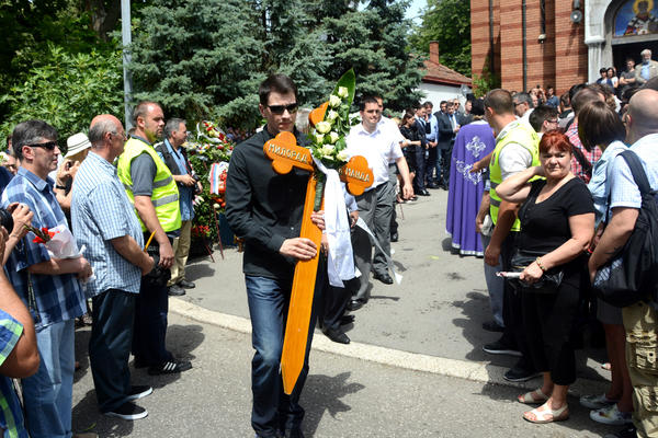 Udovica, sin i Bjela se gušili u suzama: Uz ovu pesmu su Mandin kovčeg spustili u raku! (FOTO)