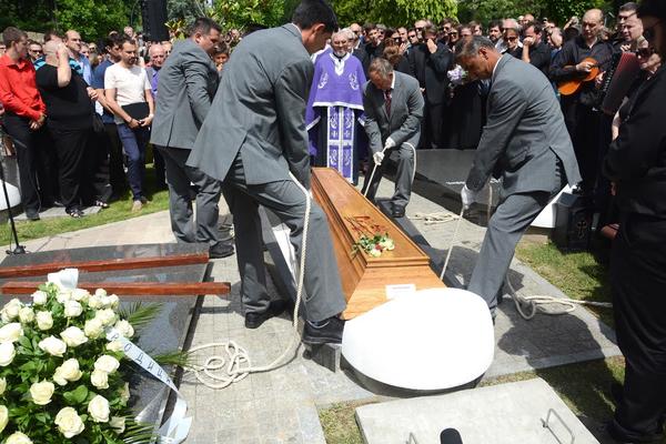 PITALI SMO SVEŠTENIKE ZASLUŽUJU LI SAMOUBICE I UBICE OPELO? Njihov odgovor ruši tabue o ovoj temi! (FOTO)