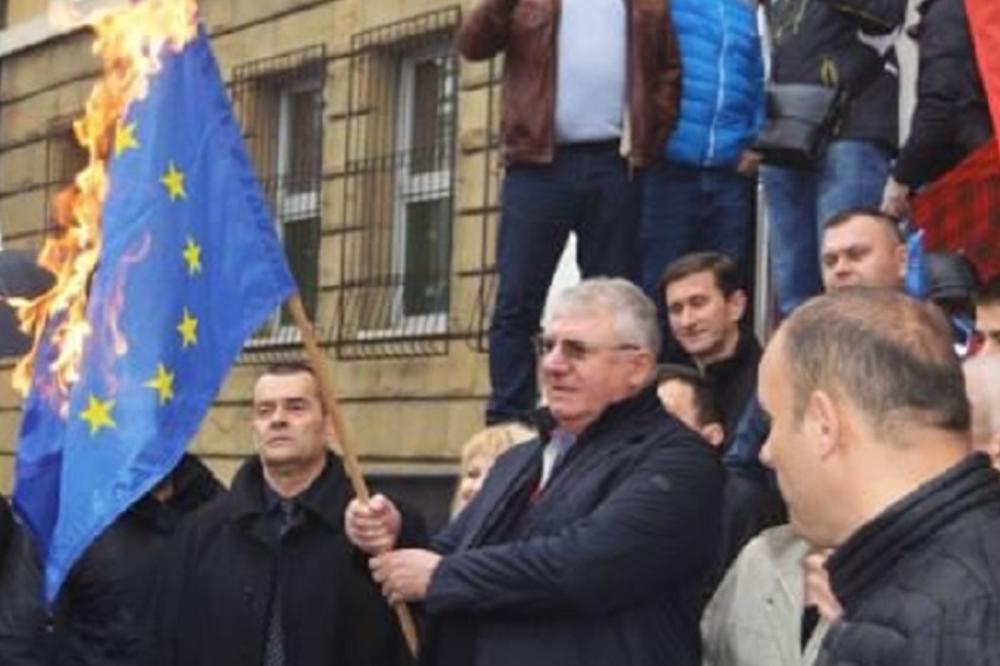 Drma mi se, drma na šubari cveće, Srbija u Uniju ulaziti neće! Šešelj likuje zbog ishoda britanskog referenduma (FOTO)