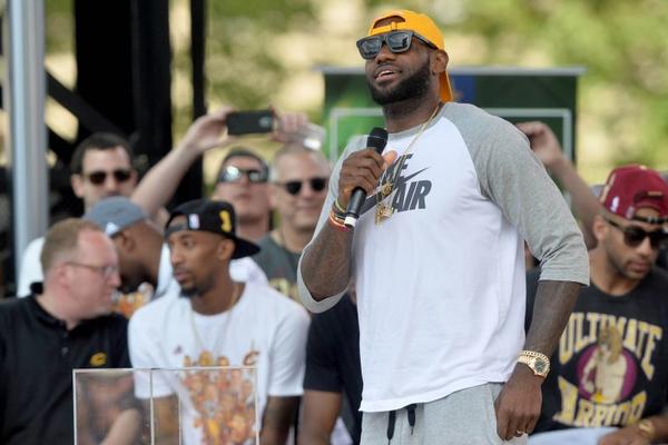 Lebron Džejms ima novog druga kog ne ispušta iz ruku! (FOTO)