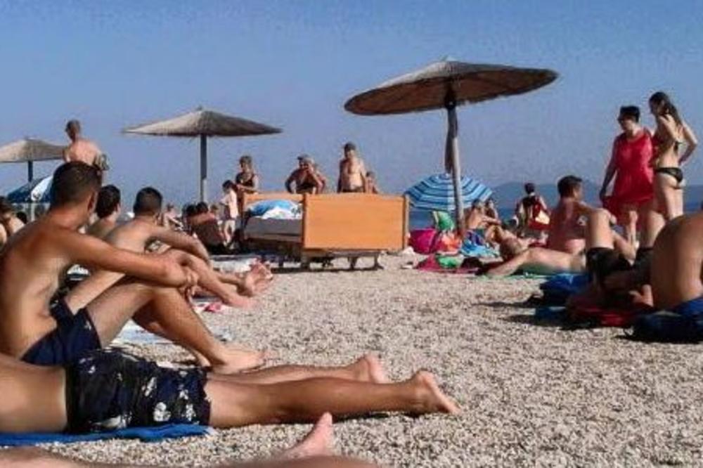 Kakav lik! Doneo je krevet na plažu, oduševio sve! (FOTO)