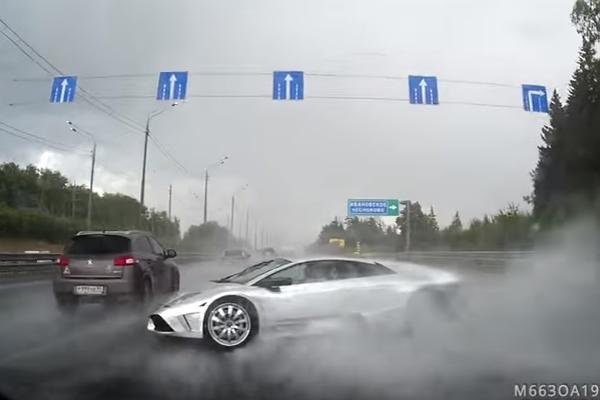 DIVLJAO LAMBORDŽINIJEM NA AUTO-PUTU NIŠ-BEOGRAD: Bahati vozač jurio preko 250 na sat