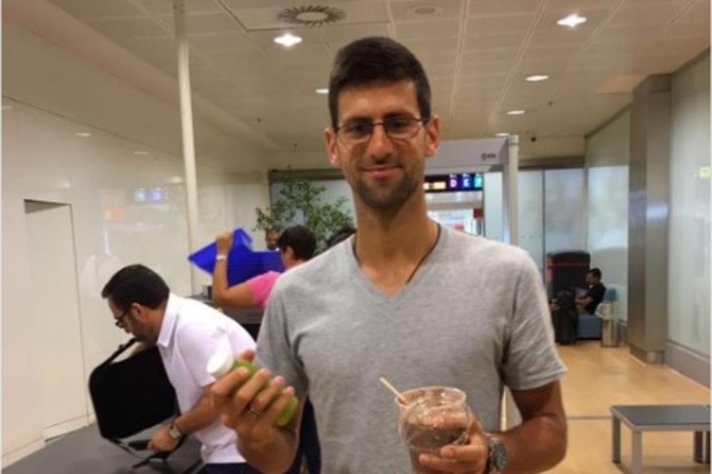 Nole, to što si prvi teniser sveta ne znači da smeš da jedeš tu! (FOTO)