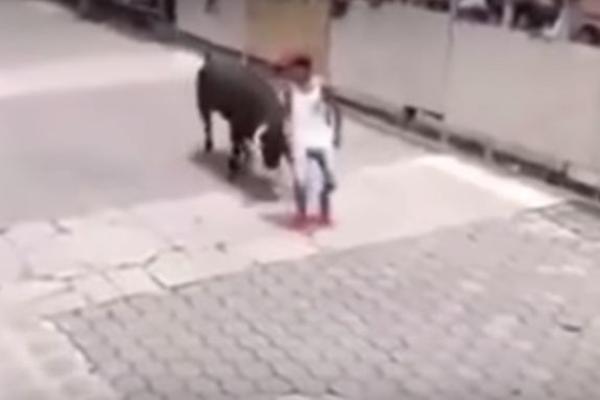 Samo za one sa jakim stomakom: Bio je neoprezan, a bik ga je bukvalno pokosio! (UZNEMIRUJUĆI VIDEO)