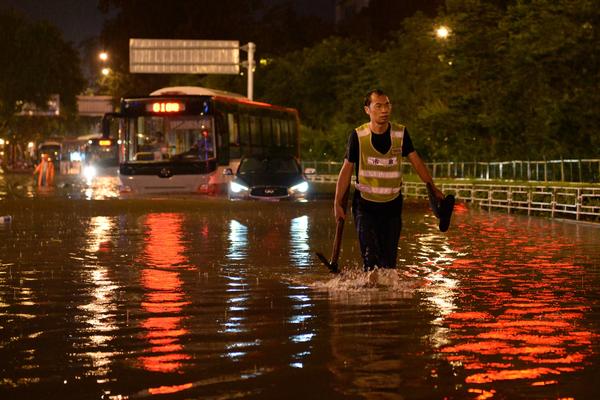 Kinez morao da bira koga će spasiti od poplave, suprugu ili majku