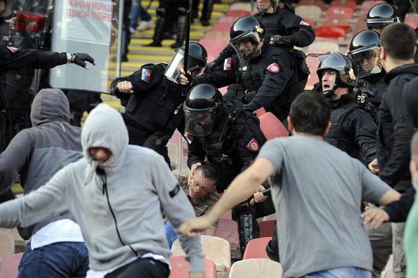 Tuča navijača na Voždovcu: Muškarac teško ranjen oštrim predmetom! (FOTO)