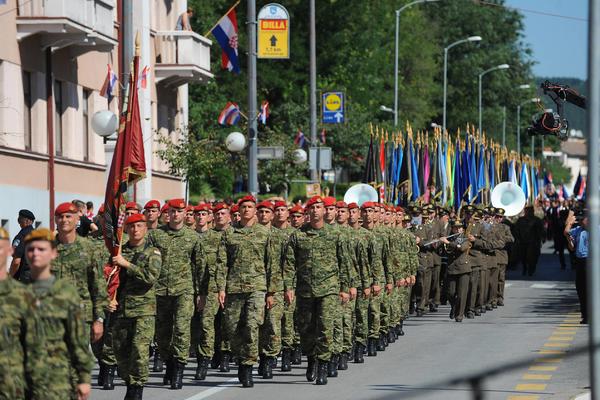 100.000 Hrvata u Kninu slavi proterivanje 200.000 Srba! Orilo se "Za Dom spremni"! (FOTO) (VIDEO)