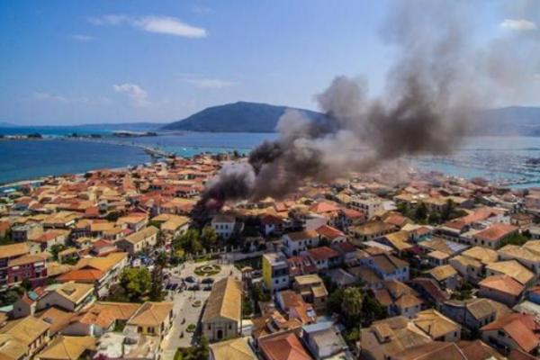 Haos na Lefkadi: Vatra progutala 10 kuća (VIDEO) (FOTO)