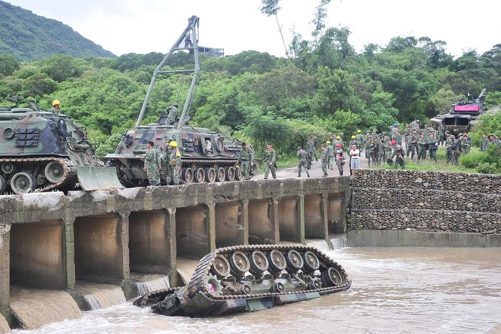 Tenk pao sa mosta, četiri vojnika poginula