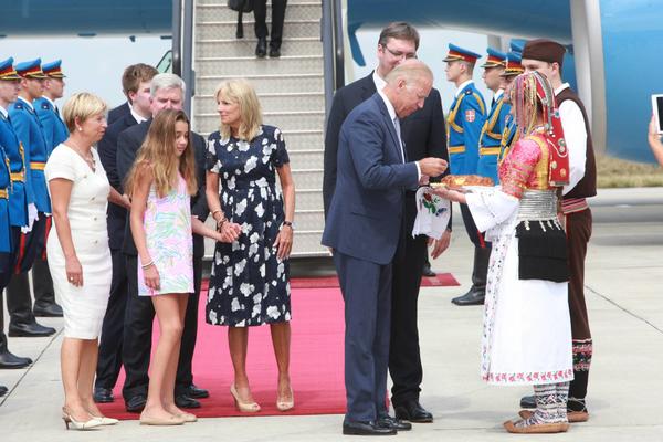 Prati dedu svuda: Zašto je Bajden sa sobom poveo unuku Natali? (FOTO)