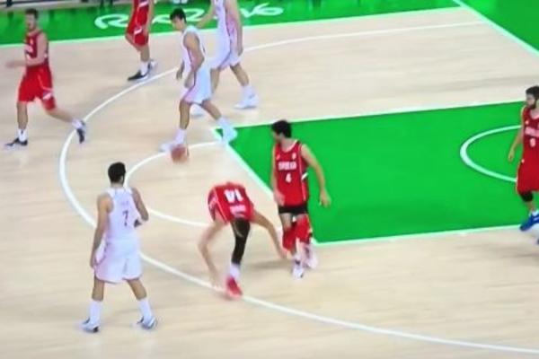 Ono kad Jokić skine Teu šorts na sred tekme, a niko živ to ne primeti! (VIDEO)