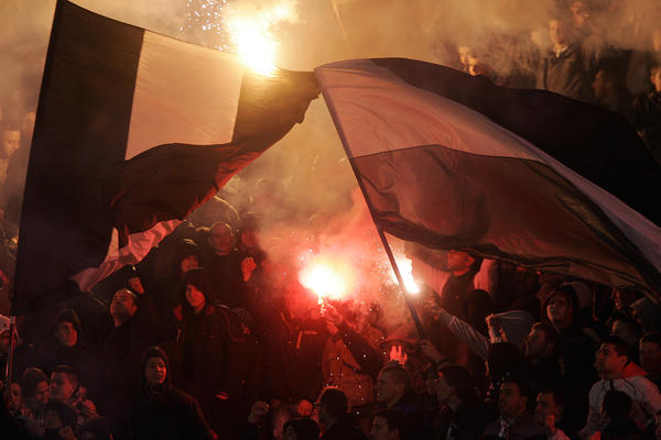 Samo na Balkanu! Navijači uleteli na teren na kraju meča Partizan-PAOK, a onda... (VIDEO)