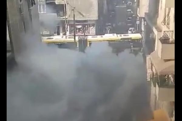 Požar u centru Beograda: Gust dim šiklja iz zgrade! (VIDEO)