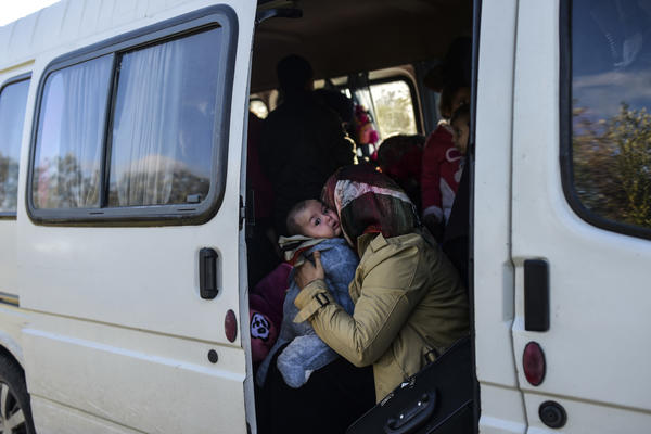 Otkriveni krijumčari: U kombiju švercovali 34 osobe, među njima trudnicu i bebu!