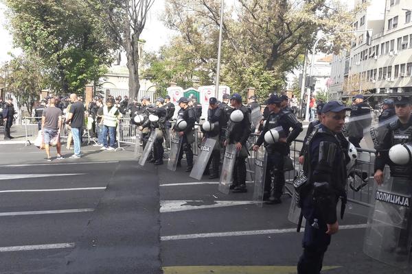 Beograd, ratna zona dva sata pred gej paradu! (FOTO)