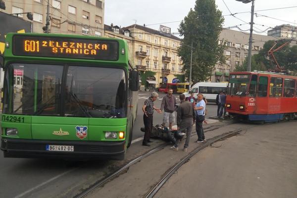 Haos u gradu: Sudar tramvaja i skutera blokirao saobraćaj !(FOTO)