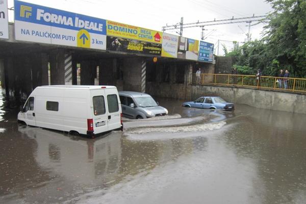 Potop u Subotici: Saobraćaj u haosu, automobili plivaju u vodi! (FOTO)