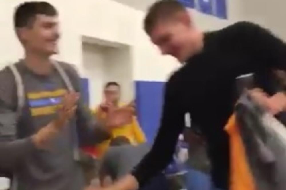 Nikola Jokić je ponovo u centru pažnje, srpski centar zaplesao i nasmejao svoje saigrače do suza! (VIDEO)