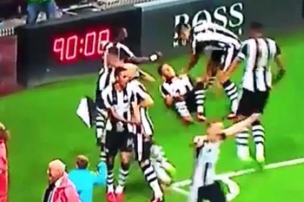 Mitrović skroz otkačio: U delirijumu davio heroja Njukasla, pa Beniteza bacao u vazduh! (VIDEO)