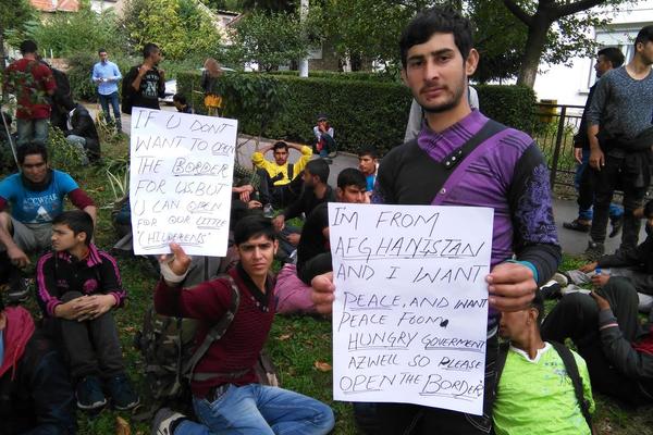 Napravili haos: Migranti se potukli kod Autobuske, blokirali saobraćaj, pa krenuli peške za Mađarsku! (FOTO) (VIDEO)