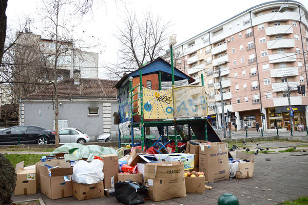 Zemunac Steva smeće izbacuje na ulicu, u njemu čak i živi: Komšije besne na njega, a iza svega se krije tužna...