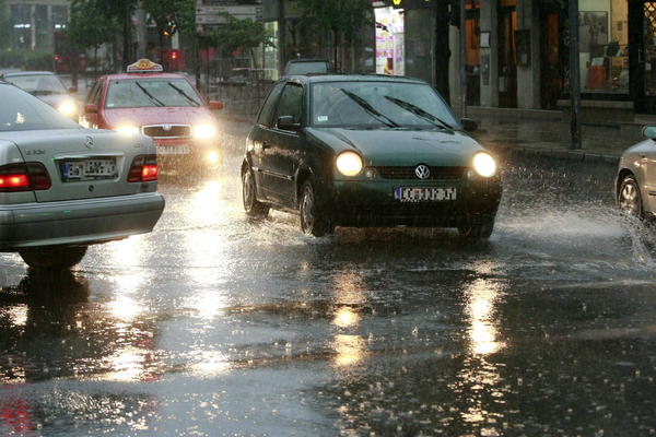 ODE LETO! Još danas uživajte u toplom vremenu - temperature padaju za 10 stepeni, a kiša će liti kao iz kabla! FOTO