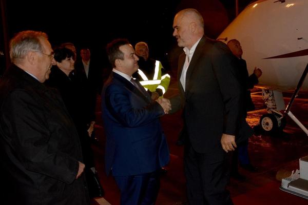 DOČEKAO GA DAČIĆ: Albanski premijer Edi Rama doputovao u Beograd (FOTO)