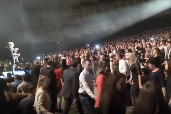 Spektakl u Sava Centru! Karleuša povela kolo, a onda je publika zaigrala sa njom i napravila haos! (VIDEO)