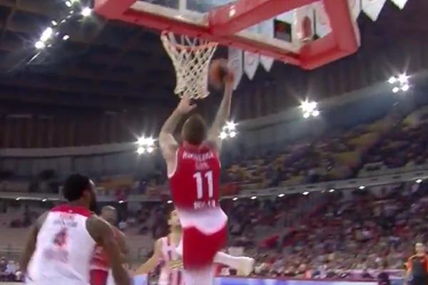 OBRUČ SE JOŠ TRESE: Raduljica obrnuo protivnika, a onda zverski zakucao iza leđa! (VIDEO)