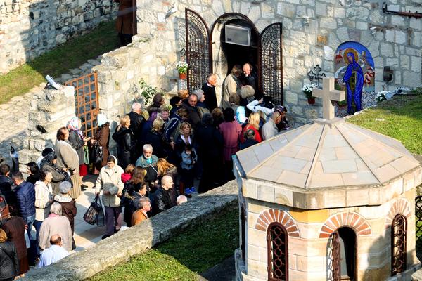 DANAS JE SVETA PETKA: Zaštitnica zbog koje Srbi masovno idu na Kalemegdan kako bi uzeli svetu vodu koja leči vid! (FOTO)