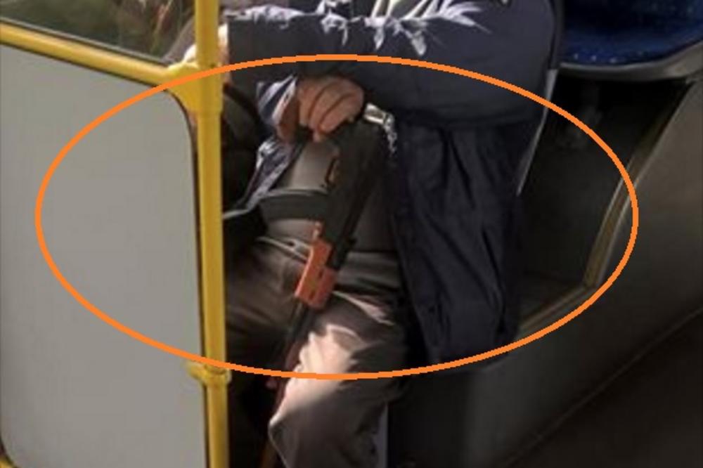 Deda sa kalašnjikovim PRESTRAVIO putnike u beogradskom autobusu! (FOTO)