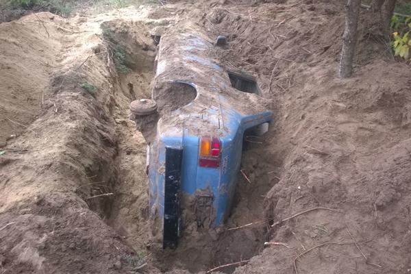 ŠOKANTAN ZLOČIN U SRBIJI: Kolima ubio biciklistu, pobegao, pa zakopao automobil! (FOTO)