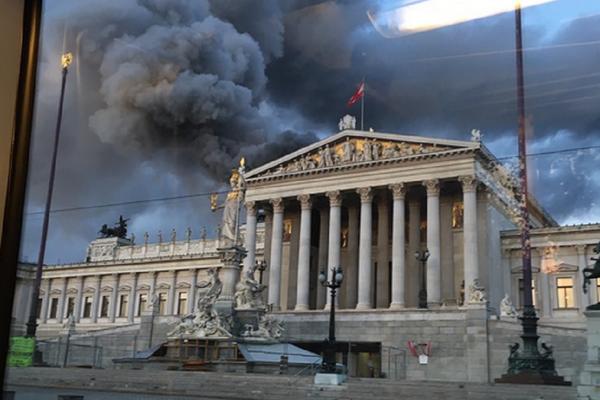 Ugašen požar u zgradi skupštine Austrije, nema povređenih!  (FOTO)