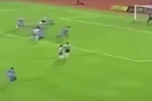 LOPTA NA NAVOĐENJE: Ovo je najbrutalniji gol koji ćete ikada videti! (VIDEO)