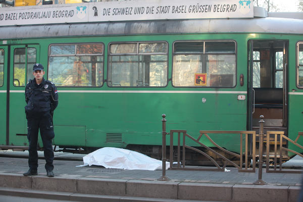 TRAMVAJ RASKOMADAO PUTNIKA U CENTRU BEOGRADA: Vozilo ga vuklo 200 metara, vozaču pozlilo od prizora!