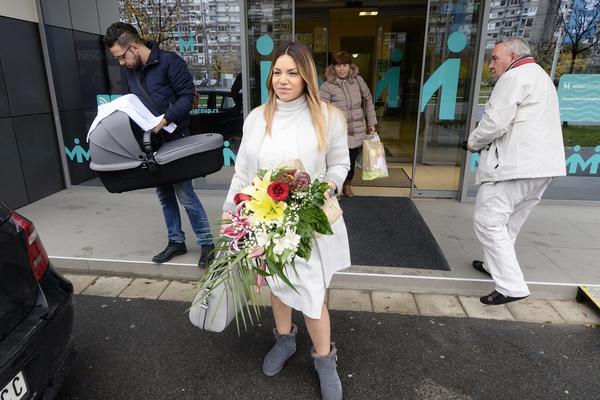 KAKO JE TAKO MRŠAVA?! Pevačica pokazala bebu, a onda i liniju mesec i po dana posle porođahja! (FOTO)