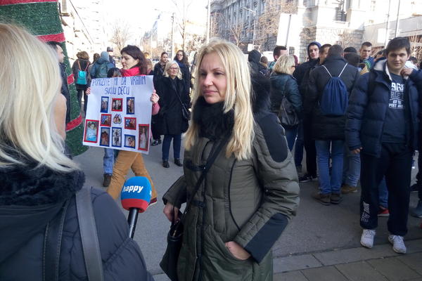 BILI SMO NA PROTESTU S NAJTUŽNIJOM MAMOM SRBIJE: Muž joj je oteo decu i odveo ih u nepoznatom pravcu! (FOTO) (VIDEO)