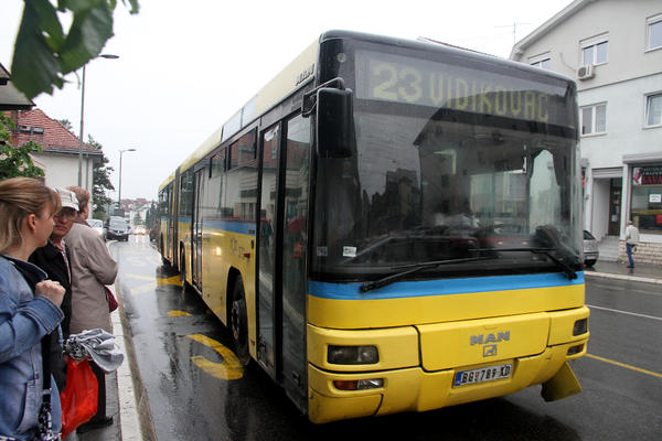 ŽENA(70) PREMINULA DOK JE ČEKALA AUTOBUS NA NOVOM BEOGRADU! Hitna pomoć je samo mogla da konstatuje smrt!