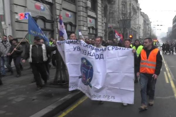 PROTEST VOJSKE ISPRED MINISTARSTVA: Vojnici vas napuštaju, ugnjetavani smo i ugroženi! (VIDEO)