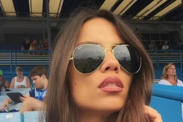 PROCURELA FOTKA BUDUĆE GOSPOĐE TROICKI: Aleksandra u venčanici otvorenih leđa i sa elegantnom frizurom! (FOTO)