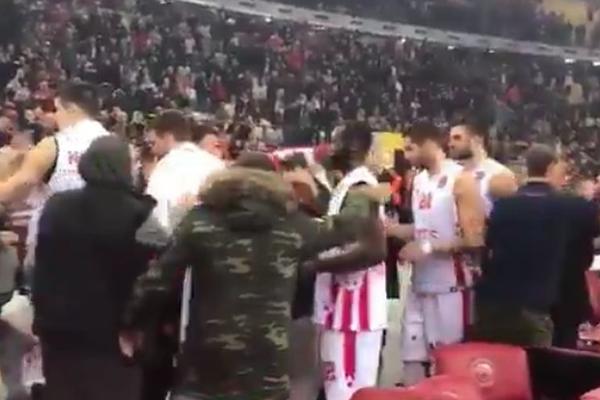 SLIKA KOJA JE OBIŠLA PLANETU: Navijači Olimpijakosa tešili Zvezdine igrače posle poraza! (VIDEO)