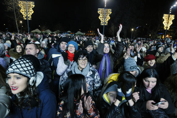 SRBI SVE SLOŽNIJI: Još jedan grad neće doček na trgu!