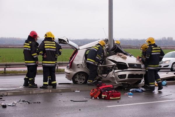 STRAVIČNA NESREĆA KOD VRANJA: Mladić (22) izgubio život u smrskanom automobilu